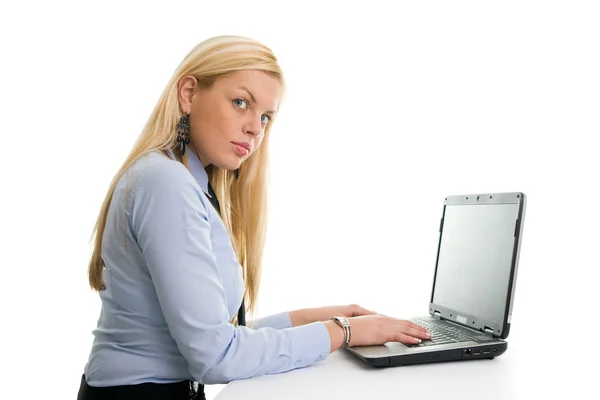 Бізнес-леді, що друкують на ноутбуці — стокове фото