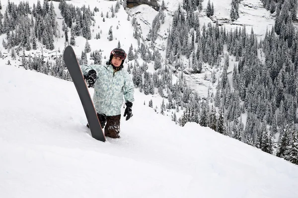 Snowboardåkare i djup snö — Stockfoto