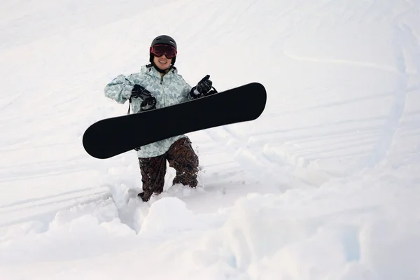 Derin gösteride yürümeye snowboarder — Stok fotoğraf