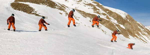 Snowboarder realizando truque salto — Fotografia de Stock