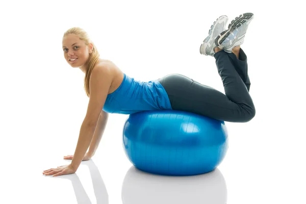Genç kadın fitness topu üzerinde poz — Stok fotoğraf