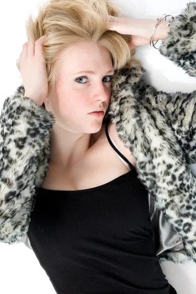 Chica adolescente de moda en abrigo de piel —  Fotos de Stock