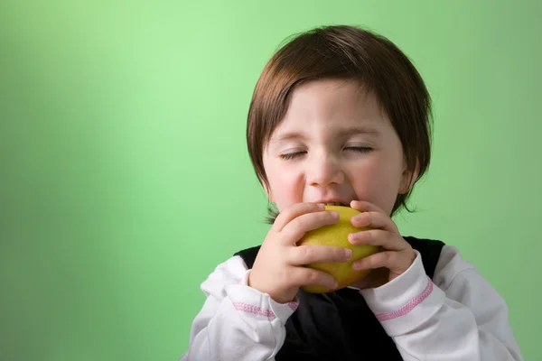 Маленька дівчинка насолоджується яблуком — стокове фото