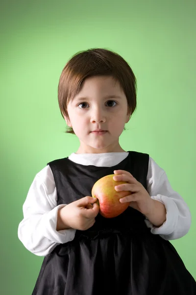 Schattige kleine meisje bedrijf apple — Stockfoto