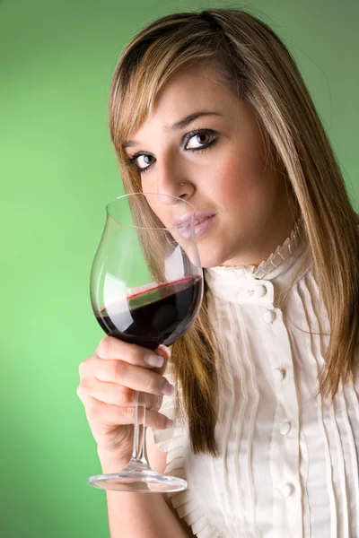 若い女性がワインを飲み — ストック写真