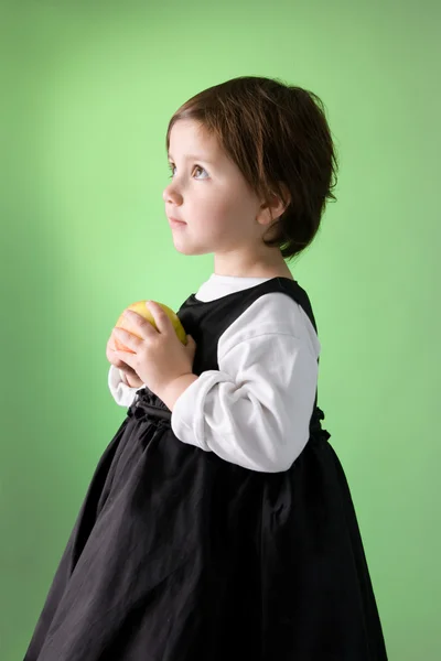 Petite fille mignonne mangeant de la pomme — Photo