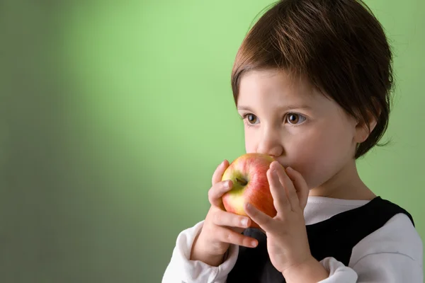 Menina bonito comer maçã — Fotografia de Stock