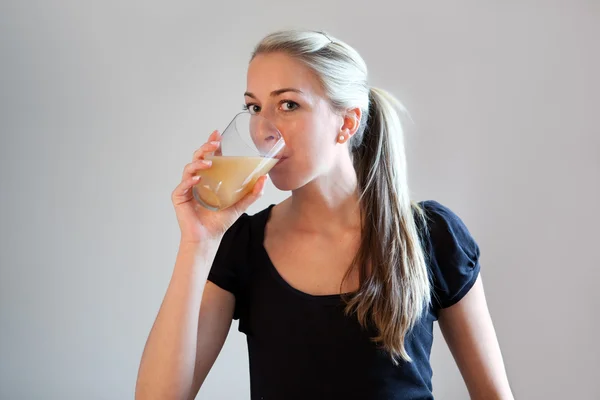 Mooie vrouwen drinken sinaasappelsap — Stok fotoğraf