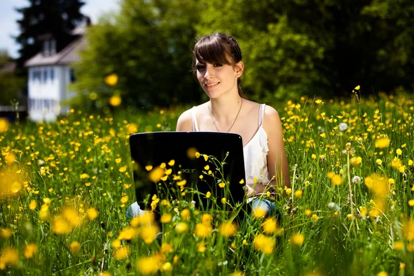 Jeune fille utilisant un ordinateur portable — Photo