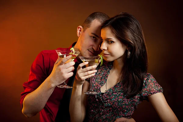 Молодая пара пьет мартини — стоковое фото