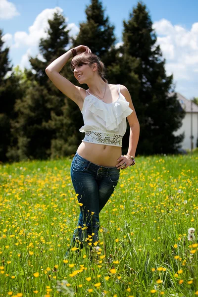 Adolescente desfrutando de bom tempo — Fotografia de Stock