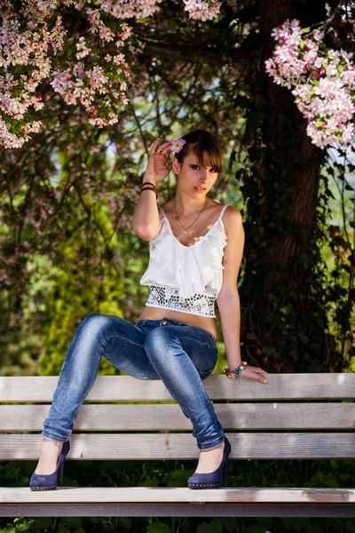 Teeanger meisje op een bankje — Stockfoto