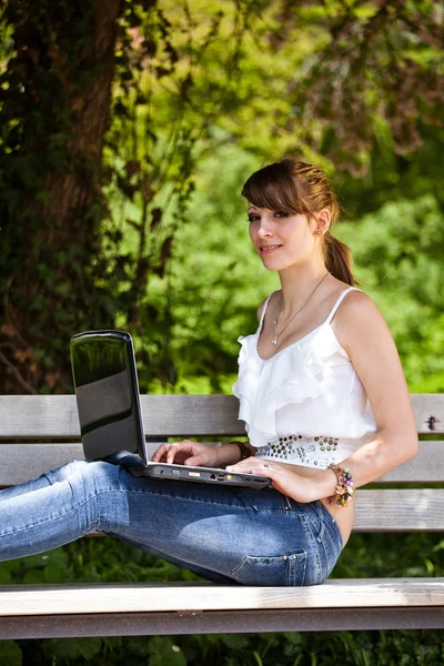 Mooi meisje met behulp van laptop — Stockfoto