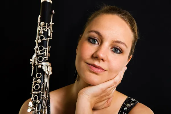 Jovem clarinetista bonita — Fotografia de Stock