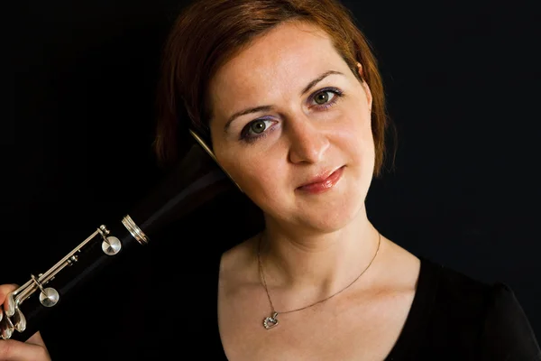 クラリネット奏者の陽気な女性 — ストック写真