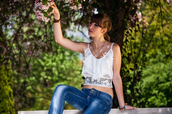 Tiener meisje verzamelen bloemen — Stockfoto