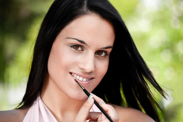 Vackra kvinnor om läppstift — Stockfoto