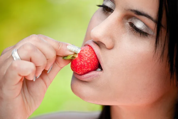 美丽的妇女享受草莓 — 图库照片