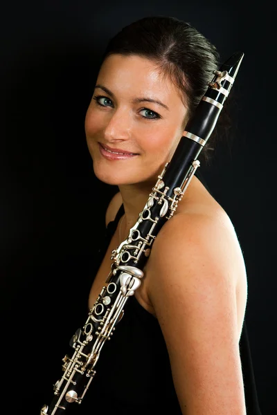 クラリネット奏者の美しい女性 — ストック写真