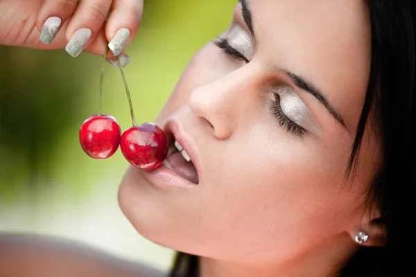 Vackra kvinnor njuter av körsbär — Stockfoto