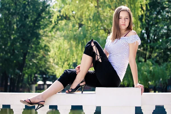 Vacker tonåring flicka — Stockfoto