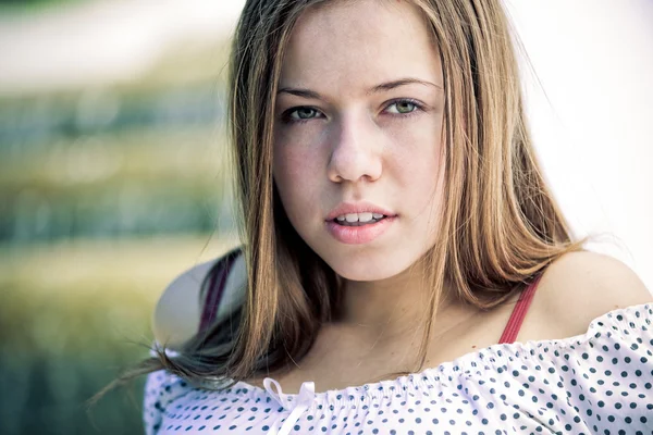 Schöne Teenager-Mädchen — Stockfoto