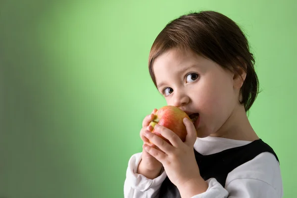 Schattige kleine meisje eten apple — Stockfoto