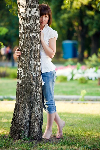 관능적인 여자와 백 화 나무 — 스톡 사진