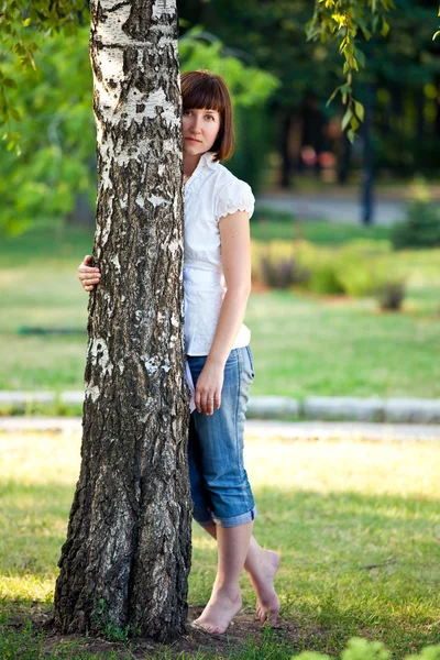 관능적인 여자와 백 화 나무 — 스톡 사진