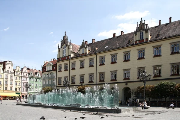 Plaza Wroclaw con una fuente — Foto de Stock