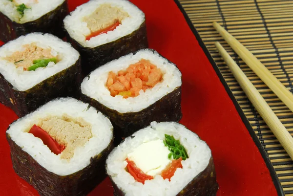 Sushi-Futomaki mit Essstäbchen — Stockfoto