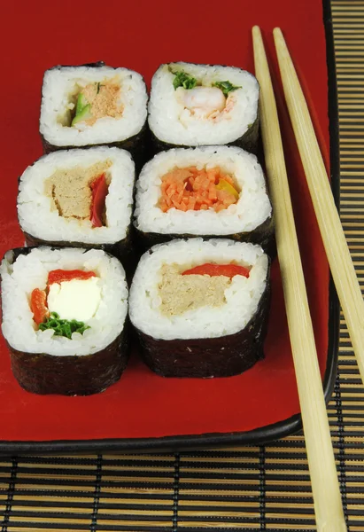Sushi futomaki con palillos — Foto de Stock