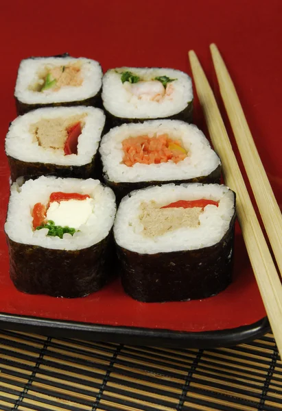 젓가락으로 초밥 futomaki — 스톡 사진
