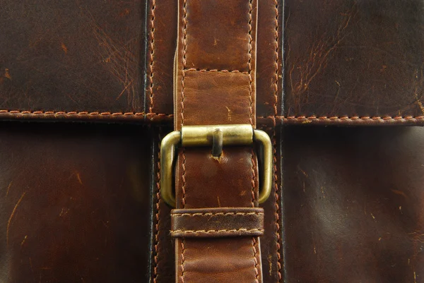 Пряжка на кожаном портфеле — стоковое фото