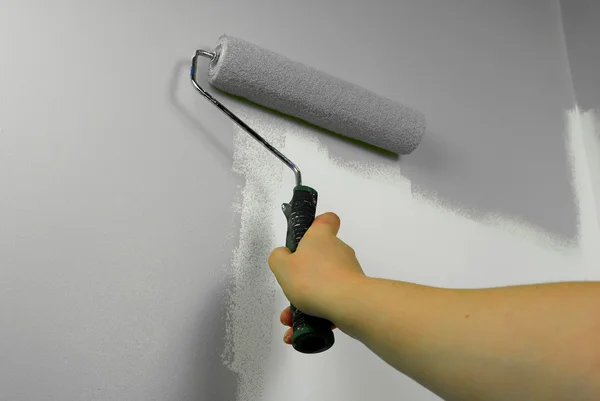 Hand schilderen muur grijs — Stockfoto