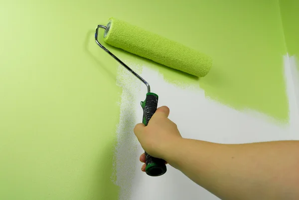 Χέρι ζωγραφική τοίχο σε πράσινο χρώμα — Φωτογραφία Αρχείου