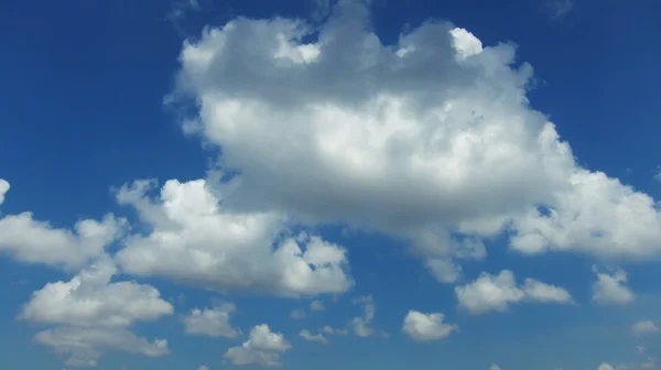 Blue sky with puffy clouds — Stock Photo, Image