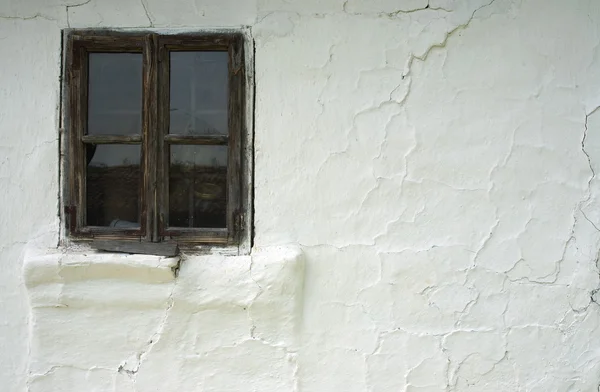 Старое окно и стена — стоковое фото