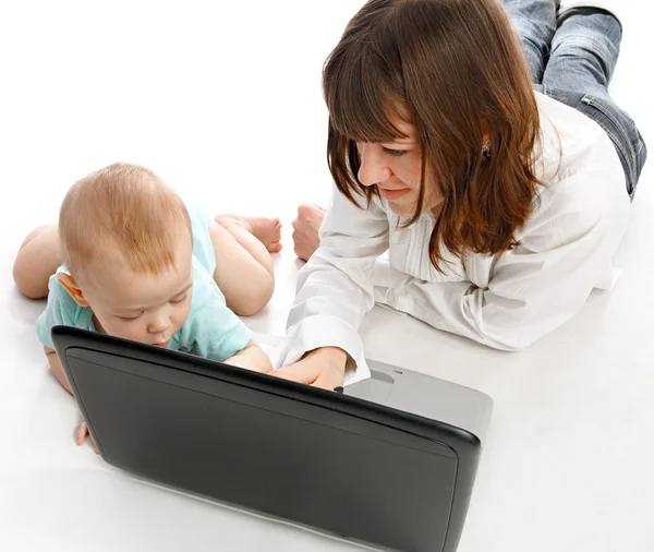 妈妈和宝宝用的笔记本电脑 — 图库照片