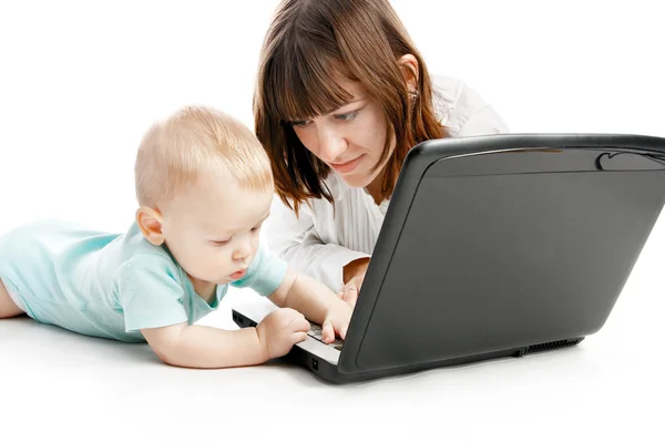 Mère et bébé avec ordinateur portable — Photo