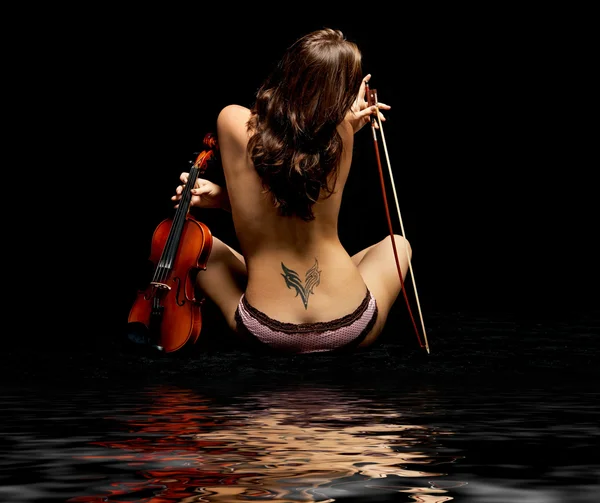 Mädchen mit Geige — Stockfoto