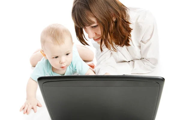 Matka i dziecko z laptopa — Zdjęcie stockowe