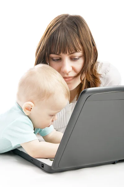 Mãe e bebê com laptop — Fotografia de Stock