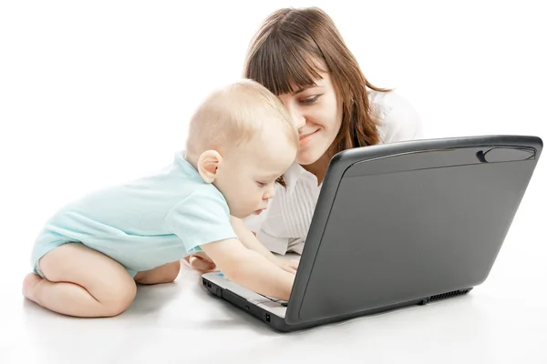 Μητέρα και το μωρό με laptop — Φωτογραφία Αρχείου