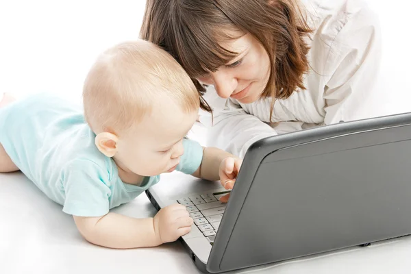 Madre e bambino con laptop — Foto Stock