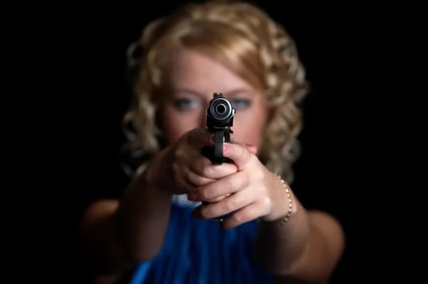 Blondin med pistol — Stockfoto
