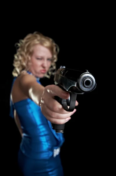 Blonde met pistool — Stockfoto
