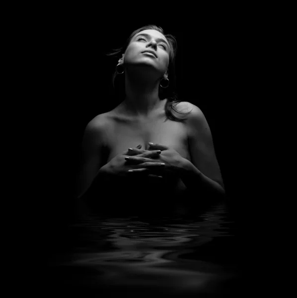 블랙에 고립 된 아름 다운 여자 — 스톡 사진