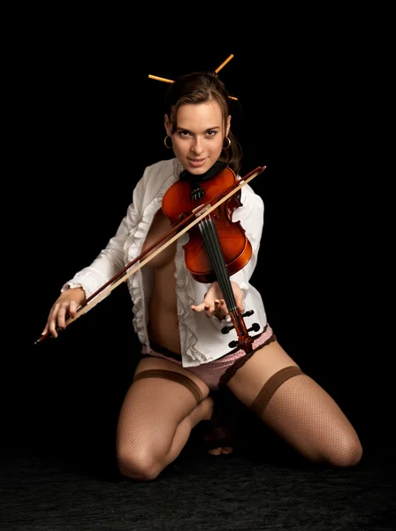 Violinisten isolerad på svart bakgrund — Stockfoto