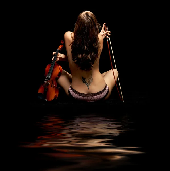 Violinista isolado em fundo preto — Fotografia de Stock